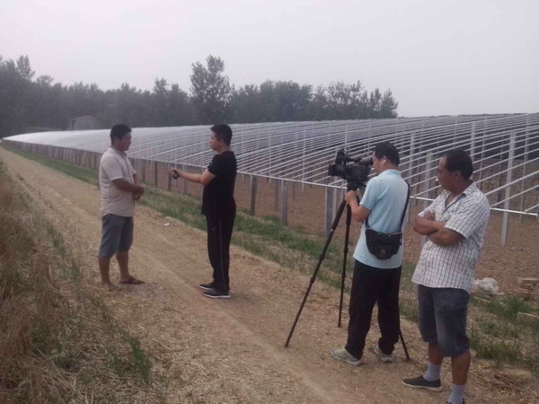 7月13日,中央电视台记者到兰考县工商联帮扶村,会员单位—小宋乡